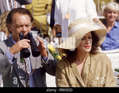 DIE SCHWARZWALDKLINIK/Auf Leben und Tod BRD 1988/Hans-Jürgen Tögel Zuschauer auf der Rennbahn: Klausjürgen Wussow, BEATRICE KESSLER in der Folge: 'Auf Leben und Tod". EM/Überschrift: Die SCHWARZWALDKLINIK/BRD 1988 Stockfoto