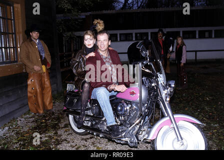 EIN BAYER AUF RÜGEN/Auf und Abb. D 1992/Wigbert Wicker Spazierfahrt auf der 'Harley': Karin Thaler (Heidi Mitterer) und Wolfgang Fierek (Valentin Gruber). /Überschrift: EIN BAYER AUF RÜGEN/D 1992 Stockfoto