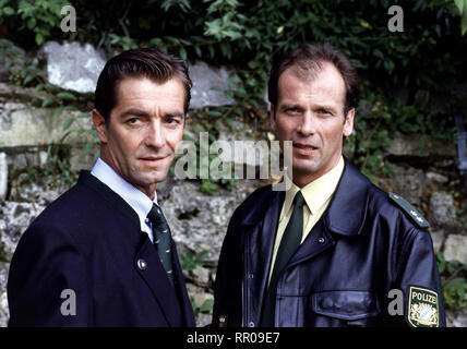 EIN BAYER AUF RÜGEN/Auf und Abb. D 1992/Wigbert Wicker Konkurrenten um die Gunst der schönen Heidi: Karl (RUDOLF BISSEGGER) und Valentin (WOLFGANG FIEREK). 36850/Überschrift: EIN BAYER AUF RÜGEN/D 1992 Stockfoto