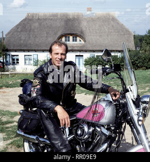 EIN BAYER AUF RÜGEN/Auf und Abb. D 1992/Wigbert Wicker ein Urbayer und seine 'Harley': WOLFGANG FIEREK als Valentin Gruber. 36850/Überschrift: EIN BAYER AUF RÜGEN/D 1992 Stockfoto