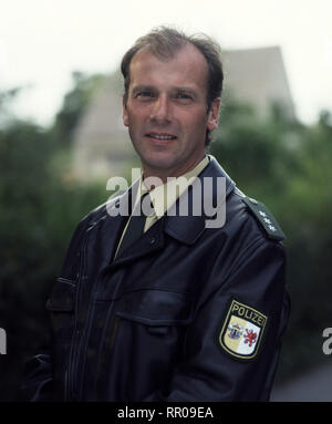 EIN BAYER auf RüGEN/Auf und Abb. D 1992/Wigbert Wicker WOLFGANG FIEREK als Polizist Valentin Gruber. 36850/Überschrift: EIN BAYER auf RüGEN/D 1992 Stockfoto