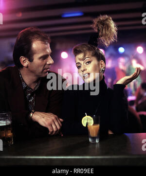 EIN BAYER AUF RÜGEN/Auf und Abb. D 1992/Wigbert Wicker WOLFGANG FIEREK (Valentin) und Karin Thaler (Heidi) 36850/Überschrift: EIN BAYER AUF RÜGEN/D 1992 Stockfoto