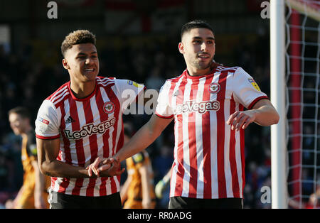 Die Brentford Neal Maupay (rechts) feiert zählenden vierte Ziel seiner Seite des Spiels mit team Mate's Brentford Ollie Watkins (links) Während der Himmel Wette Championship match bei Griffin Park, London. Stockfoto