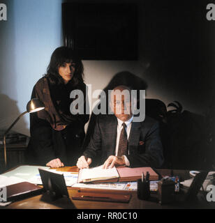 IM SCHATTEN DER GIPFEL/Zahltag/D 1991/Erwin Keusch/CARMEN MOTZ (Stefanie Kern), Toni Berger (Bürgermeister Grassl), Folge: "Zahltag". 36303/Überschrift: IM SCHATTEN DER GIPFEL/D 1991 Stockfoto