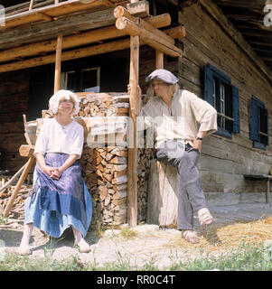 FAST WIA IM RICHTIGEN LEBEN/Humoresken von und mit Gerhard Polt/BRD 1988 / Hanns Christian Müller/GISELA SCHNEEBERGER, Gerhard Polt, "Bauernmuseum '/Überschrift: FAST WIA IM RICHTIGEN LEBEN/BRD 1988 Stockfoto