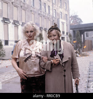 BERLIN ALEXANDERPLATZ/Folge 14.: vom Tod eines Kindes und der Geburt eines brauchbaren/BRD 1980 / Rainer Werner Fassbinder/BARBARA VALENTIN Ida), HELEN VITA (Fraenze), Folge 14: "Vom Tod eines Kindes und der Geburt eines brauchbaren. '#/Überschrift: BERLIN ALEXANDERPLATZ/BRD 1980 Stockfoto