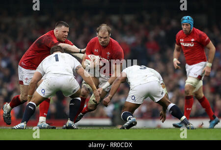 Wales" Alun Wyn Jones (Mitte) wird von der England Ben Moon (links) und Kyle Sinckler während der Guinness sechs Nationen Match im Fürstentum Stadium, Cardiff in Angriff genommen. Stockfoto