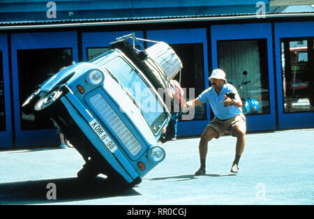 GO TRABI GO/D 1990/Peter Timm/Ein Trabi in rasanter Fahrt. Udo Struutz (WOLFGANG STUMPH) bangt der Um-geliebten chorsch'. /Überschrift: Go Trabi Go/D 1990 Stockfoto