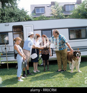 GO TRABI GO/D 1990 - Peter Timm/Ossis gortipohl Wessis. Familie Struutz beim Verwandtenbesuch in Regensburg. /Udo Struutz (WOLFGANG STUMPH) mit Frau Rita (MARIE GRUBER) und Tochter Jacqueline (CLAUDIA SCHMUTZLER) Werdener im Wohnwagen von Ritas Schwester Gerda (BILLIE ZÖCKLER) und Ehemann Bernd (OTTFRIED FISCHER) untergebracht. Der fiese Amberger samt Bernhardiner Ben sterben Gäste Glatze wieder loswerden. /Überschrift: Go Trabi Go/D 1990 Stockfoto