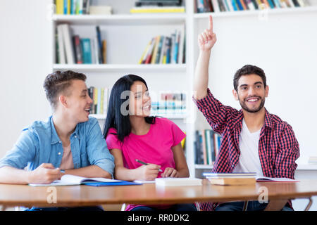 Lachende männliche Kursteilnehmer Hand in Klassenzimmer der Schule Stockfoto