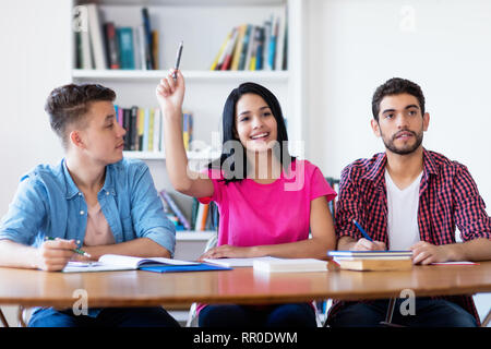 Lachende Studentin Hand in Klassenzimmer der Schule Stockfoto