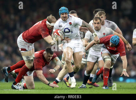 England's Jack Nowell (Mitte) in Aktion während der Guinness sechs Nationen Match im Fürstentum Stadium, Cardiff. Stockfoto