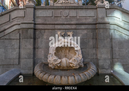 Madrid, Spanien - 21. Februar 2018: Fuente de Cristino Martos, de los afligidos oder de la escalinata. Dekorative Brunnen und Treppen, die von federic Stockfoto