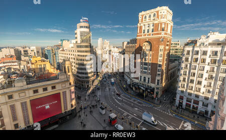 Morgen Luftaufnahme von Plaza de Callao. Edificio Aas und Palacio de La Prensa Gebäude. Gran Via, Jacometerzo und Miguel Moya Street Junction. Pla Stockfoto