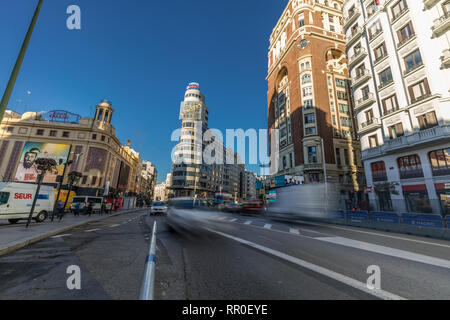 Madrid, Spanien - 18. Januar 2018: Motion verschwommen Autos und Menschen auf der Plaza de Callao und Gran Via downtown Madrid Stockfoto