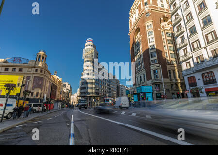 Madrid, Spanien - 18. Januar 2018: Motion verschwommen Autos und Menschen auf der Plaza de Callao und Gran Via downtown Madrid Stockfoto