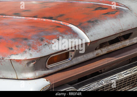 Abstraktes Bild der Motorhaube eines alten Chevrolet Pick-up-Truck Stockfoto