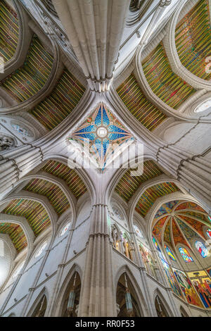 Weitwinkelaufnahme der Catedral de la Almudena Innenraum Decke. Katholische Kathedrale der Heiligen Maria der Königlichen von La Almudena in die Hauptstadt und größte Stadt Stockfoto