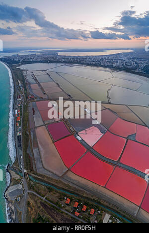 Antenne Panoramablick drone Ansicht von Burgas Salinen Stadtbild an sunse. Saline Industrie. Stockfoto
