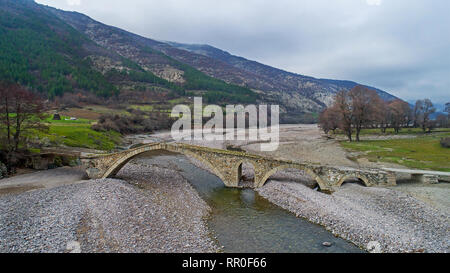 Drone Ansicht einer alten römischen Brücke majestätisch über einen trockenen Fluss blieb Stockfoto