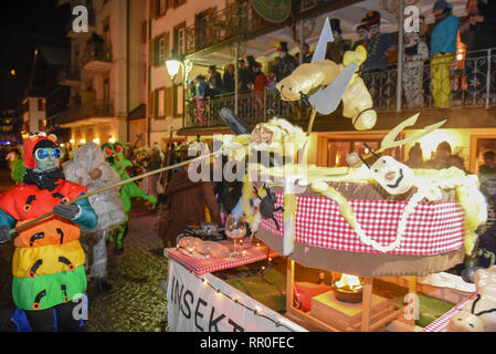 Engelberg, Schweiz - 11. Februar 2018: die Teilnehmer in Kostümen führen Sie eine Straße die Prozession am Karneval von Engelberg in den Schweizer Alpen Stockfoto