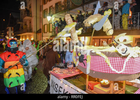 Engelberg, Schweiz - 11. Februar 2018: die Teilnehmer in Kostümen führen Sie eine Straße die Prozession am Karneval von Engelberg in den Schweizer Alpen Stockfoto