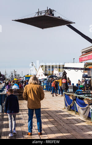 Film Crew und Schauspieler zwischen nimmt an einer Lage am Wasser Stockfoto
