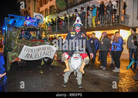 Engelberg, Schweiz - 11. Februar 2018: die Teilnehmer in Kostümen führen Sie eine Straße die Prozession am Karneval von Engelberg in den Schweizer Alpen Stockfoto