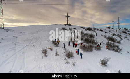 Kinder Spaß reiten Eisbahn im Winter Burgas, Bulgarien Stockfoto
