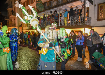 Engelberg, Schweiz - 11. Februar 2018: die Teilnehmer in Kostümen führen Sie eine Straße die Prozession am Karneval von Engelberg in den Schweizer Alpen Stockfoto