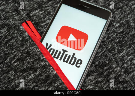 Schwarz mit roten Logo der Social Media YouTube auf dem Bildschirm. Social media Symbol. Sport Bekleidung Hintergrund Stockfoto