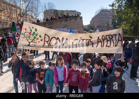 Tausende von Menschen, darunter Familien mit Kindern, Teilnahme an den Roma Capitale Umana Initiative (Rom Humankapital), in die Gärten der Piazza Vittorio, dem größten multi-ethnischen Viertel Roms, gegen Rassismus und die Sicherheit Dekret des Ministers Salvini, für eine freundliche und unterstützende Stadt. Die initiative Roma Capitale Umana, wurde vom Verband der Eltern der Schule Di Donato im Stadtteil Esquilino für eine anti-rassistische und multikulturelle Stadt der Solidarität geboren, und Hunderte von Verbänden zusammengeschlossen. Stockfoto