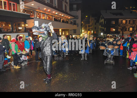 Engelberg, Schweiz - 11. Februar 2018: die Teilnehmer in Kostümen führen Sie eine Straße die Prozession am Karneval von Engelberg in den Schweizer Alpen Stockfoto