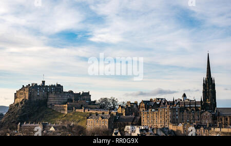 Blick über die Dächer und Schornsteine, Altstadt, Edinburgh Castle Rock und die Nabe Kirchturm auf der Royal Mile, Schottland, Großbritannien Stockfoto