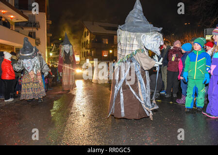 Engelberg, Schweiz - 11. Februar 2018: die Teilnehmer in Kostümen führen Sie eine Straße die Prozession am Karneval von Engelberg in den Schweizer Alpen Stockfoto