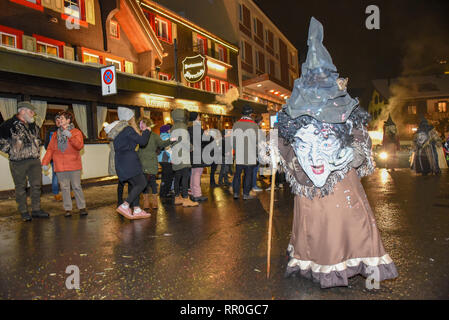 Engelberg, Schweiz - 11. Februar 2018: die Teilnehmer in Kostümen führen Sie eine Straße die Prozession am Karneval von Engelberg in den Schweizer Alpen Stockfoto