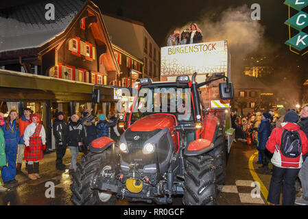 Engelberg, Schweiz - 11. Februar 2018: die Teilnehmer in Kostümen führen Sie eine Straße die Prozession am Karneval von Engelberg in den Schweizer Alpen Stockfoto