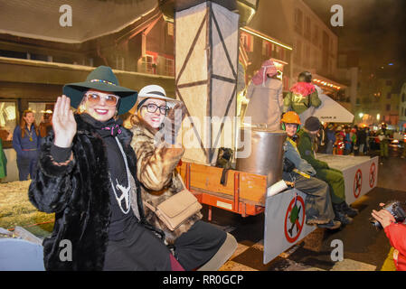 Engelberg, Schweiz - 11. Februar 2018: die Teilnehmer in Kostümen führen Sie eine Straße die Prozession am Karneval von Engelberg in den Schweizer Alpen Stockfoto