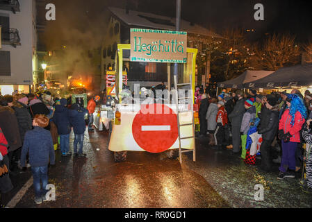 Engelberg, Schweiz - 11. Februar 2018: die Teilnehmer in Kostümen führen Sie eine Straße die Prozession am Karneval von Engelberg in den Schweizer Alpen Stockfoto