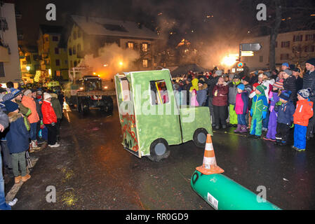 Engelberg, Schweiz - 11. Februar 2018: die Teilnehmer in Kostümen führen Sie eine Straße die Prozession am Karneval von Engelberg in den Schweizer Alpen Stockfoto