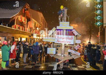 Engelberg, Schweiz - 11. Februar 2018: die Teilnehmer in Kostümen führen Sie eine Straße die Prozession am Karneval von Engelberg in den Schweizer Alpen Stockfoto