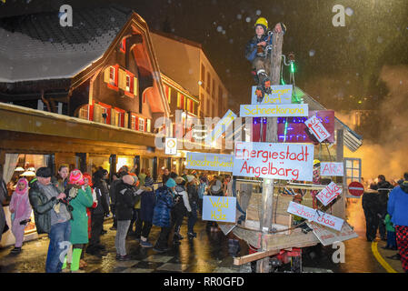 Engelberg, Schweiz - 11. Februar 2018: die Teilnehmer in Kostümen führen Sie eine Straße die Prozession am Karneval von Engelberg in den Schweizer Alpen Stockfoto