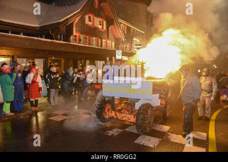 Engelberg, Schweiz - 11. Februar 2018: die Teilnehmer in Kostümen führen Sie eine Straße die Prozession am Karneval von Engelberg in den Schweizer Alpen Stockfoto