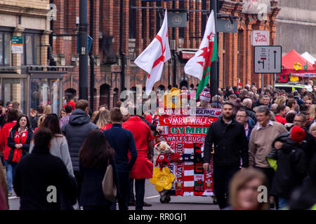 Die Spielszenen in Cardiff City Centre, bevor die Wales v England Guinness sechs Nationen Match im Fürstentum, das Stadion. Quelle: Lewis Mitchell. Stockfoto