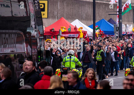 Die Spielszenen in Cardiff City Centre, bevor die Wales v England Guinness sechs Nationen Match im Fürstentum, das Stadion. Quelle: Lewis Mitchell. Stockfoto