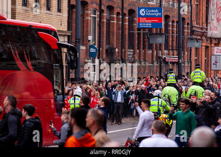 Die Spielszenen in Cardiff City Centre, bevor die Wales v England Guinness sechs Nationen Match im Fürstentum, das Stadion. Quelle: Lewis Mitchell. Stockfoto