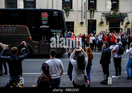 Die Spielszenen in Cardiff City Centre, bevor die Wales v England Guinness sechs Nationen Match im Fürstentum, das Stadion. Quelle: Lewis Mitchell. Stockfoto