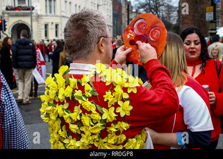 Die Spielszenen in Cardiff City Centre, bevor die Wales v England Guinness sechs Nationen Match im Fürstentum, das Stadion. Quelle: Lewis Mitchell. Stockfoto