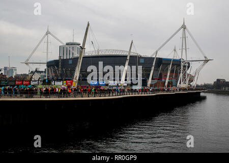 Die Spielszenen in Cardiff City Centre, bevor die Wales v England Guinness sechs Nationen Match im Fürstentum, das Stadion. Quelle: Lewis Mitchell. Stockfoto