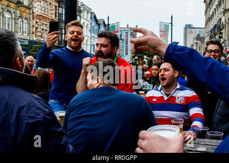 Die Spielszenen in Cardiff City Centre, bevor die Wales v England Guinness sechs Nationen Match im Fürstentum, das Stadion. Quelle: Lewis Mitchell. Stockfoto